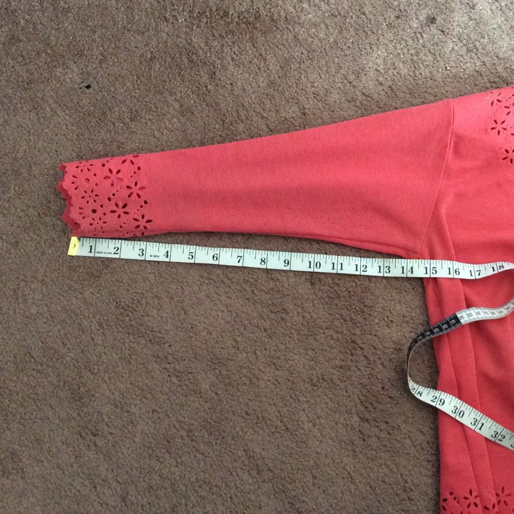 "Snowflake" Design Peach Top - Picture 8 of 10